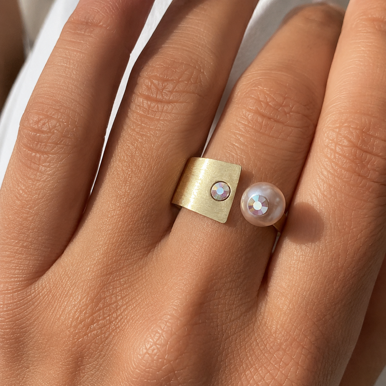 Luna Equilibrium Ring